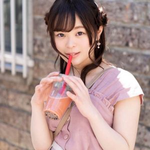 流行のタピオカ屋で働く可愛い声の女の子が密かに自慢の美巨乳Fカップおっぱいを見てもらいたくてAV Debut 相手が気持ちよくなってくれるご奉仕エッチが大好きで自分から騎乗位で腰を振ってくれる隠れエッチな君に惚れた！ 四葉さな