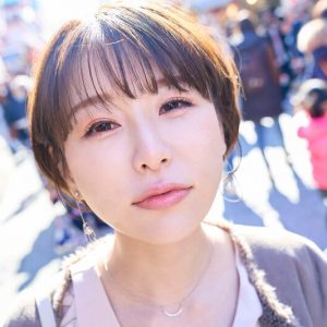 目が合うだけでどこでもベロチュウしてくる自慢の年上彼女はキスで勃起した僕をすぐラブホに連れて行きたがるのでいつもデートになりません 都築亜美