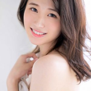 こんなイイオンナに沼りたい―。 沙月ふみの 28歳 AV DEBUT 無意識に男を依存させる、触れたら危険な人妻―。
