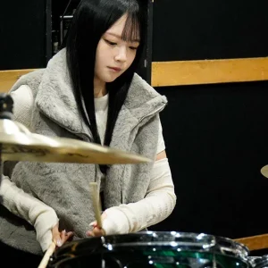 満足できる男とセックスに巡り会えず男を漁りまくる現役JDドラム美女がうねりとグルーヴを生み出す腰使いで リズミカルにイキ跳ねブッ飛びAVデビュー 出口結絆